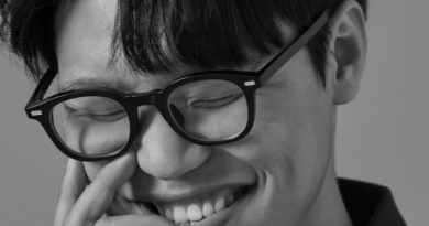 사진 진형(ZinHyung) 작가. 출처 고운(GOUN) [/news/photo/202510/50850_63876_4659.jpg]▲사진 진형(ZinHyung) 작가. 출처 고운(GOUN)전시기획사 고운(대표 최고운)은 지난 9월 25일부터 진행되는 기획전 《Emograph : 감정을 시각화하다》에서 한정판 아트 굿즈 와인을 오는 10월 4일(토)부터 선보이고, 판매 수익 전액을 신진작가 후원에 사용할 계획이라고 금일(1일) 밝혔다.