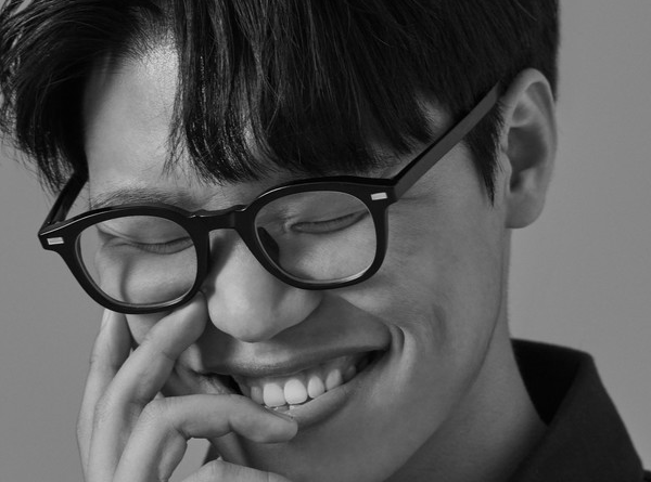 사진 진형(ZinHyung) 작가. 출처 고운(GOUN) [/news/photo/202510/50850_63876_4659.jpg]▲사진 진형(ZinHyung) 작가. 출처 고운(GOUN)전시기획사 고운(대표 최고운)은 지난 9월 25일부터 진행되는 기획전 《Emograph : 감정을 시각화하다》에서 한정판 아트 굿즈 와인을 오는 10월 4일(토)부터 선보이고, 판매 수익 전액을 신진작가 후원에 사용할 계획이라고 금일(1일) 밝혔다.